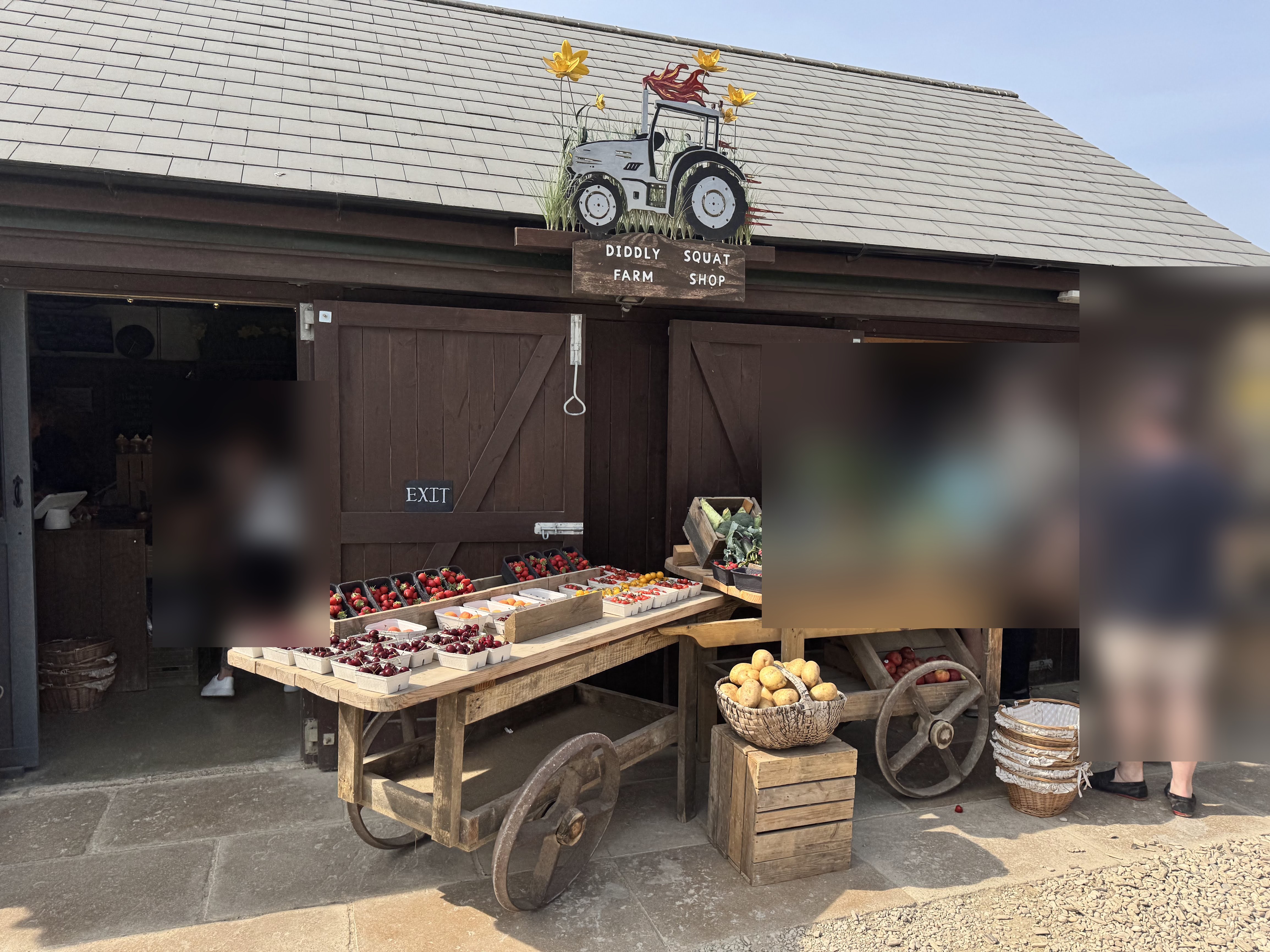 Diddly Squat Farm Shopの野菜・果物のワゴン