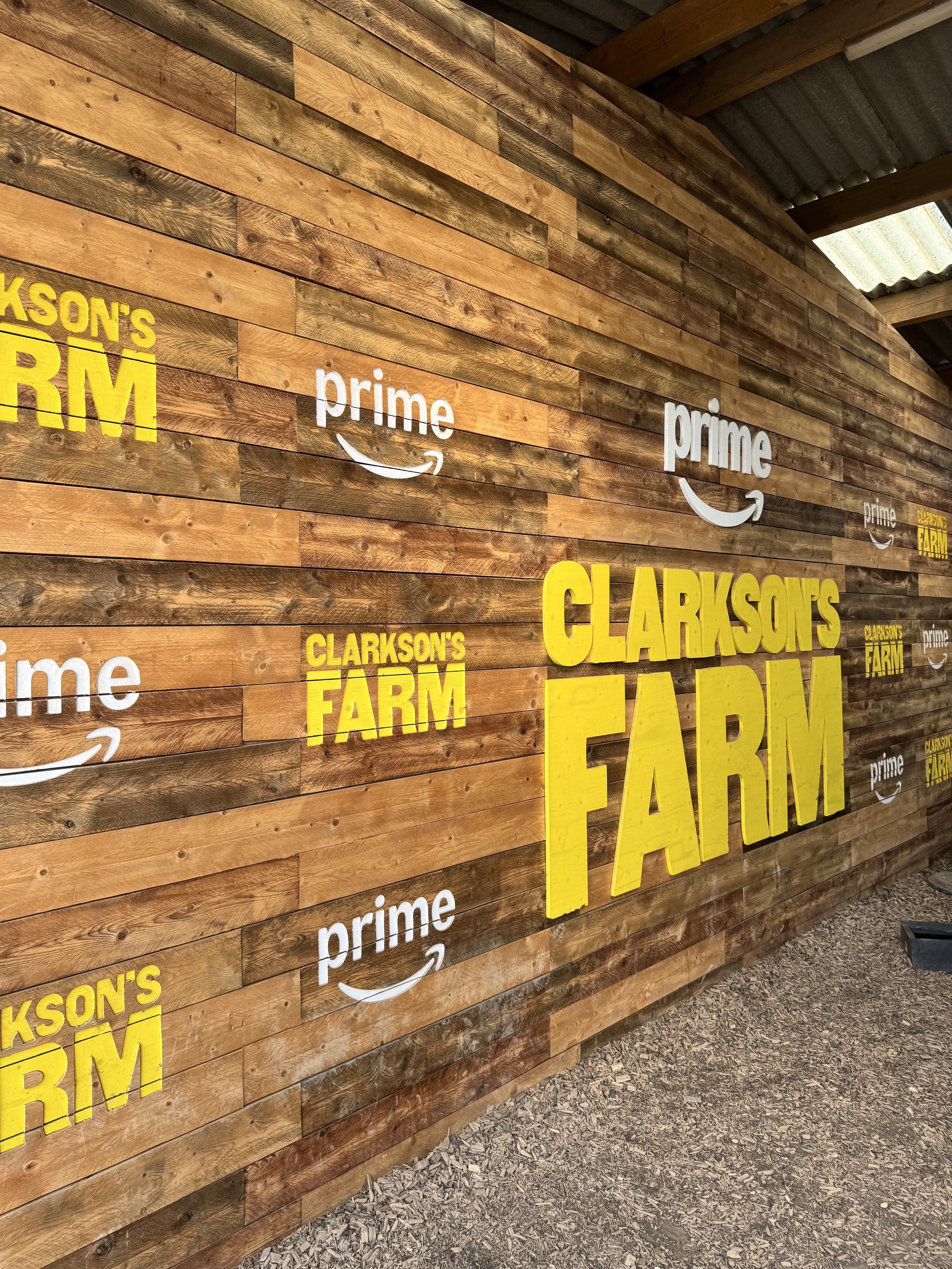 Clarkson's FarmとAmazon Primeのロゴが並ぶ壁面