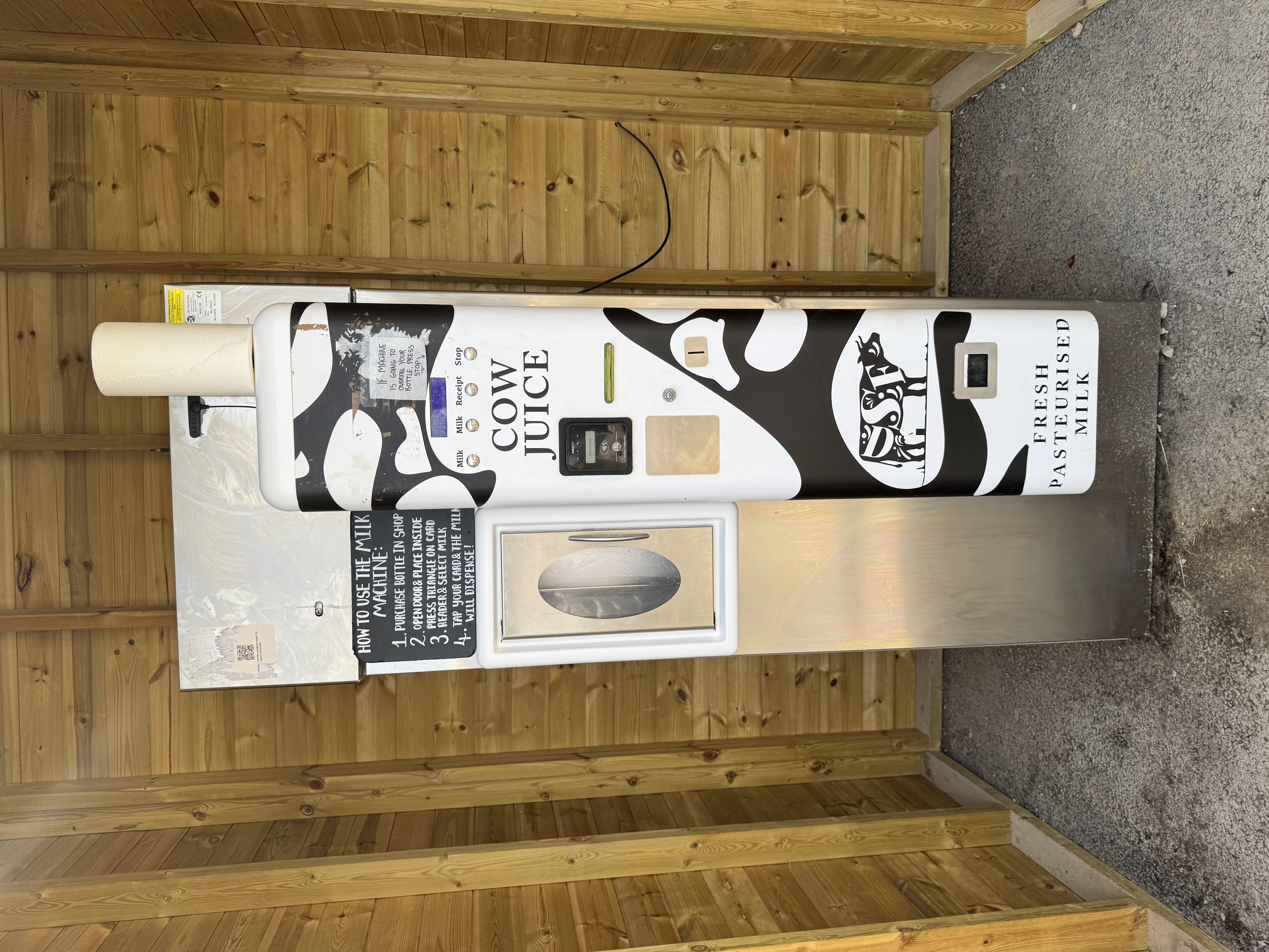 Cow Juiceと書かれた牛乳の自動販売機