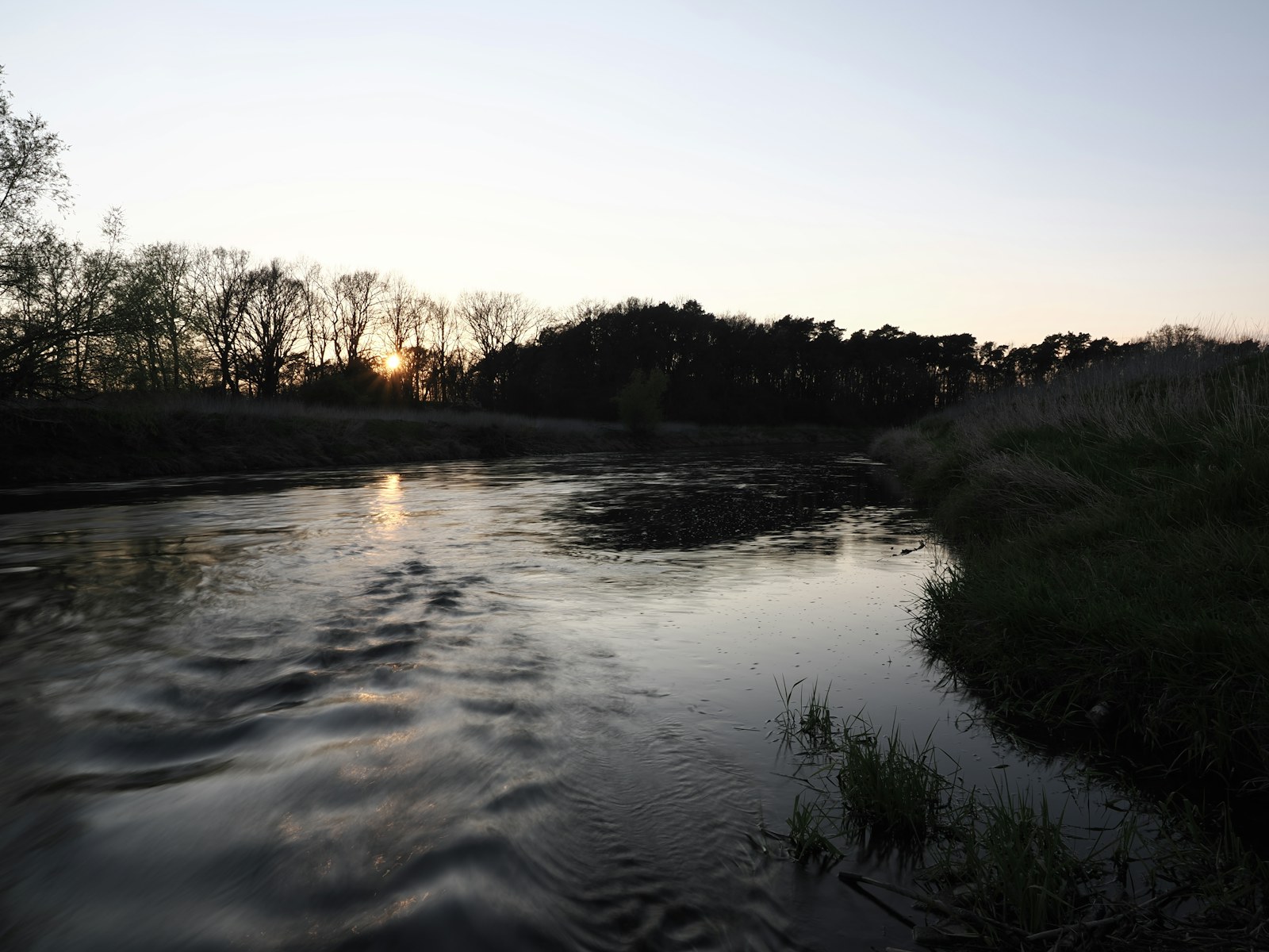 夕暮れの川の流れ