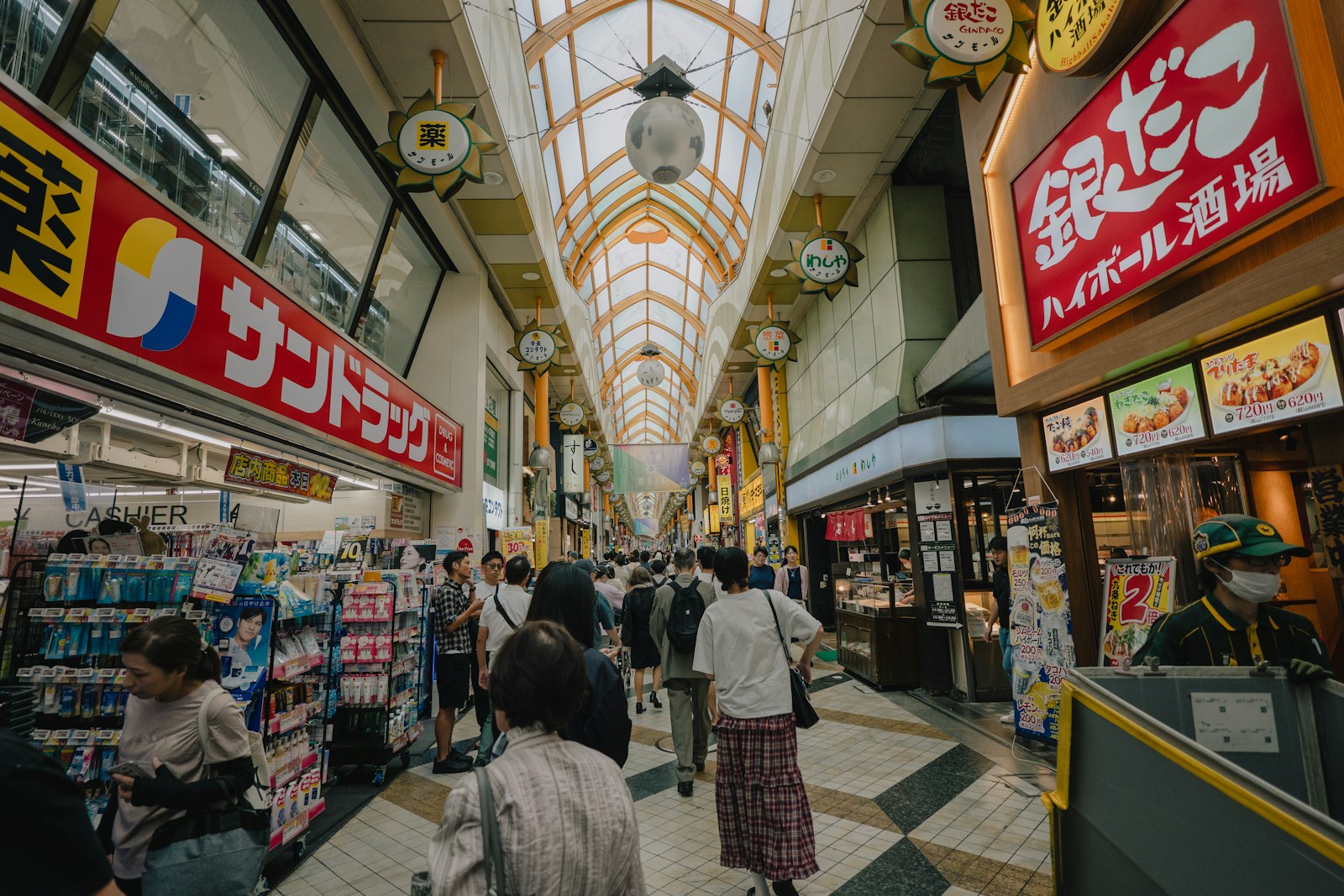 昭和レトロな商店街のアーケード