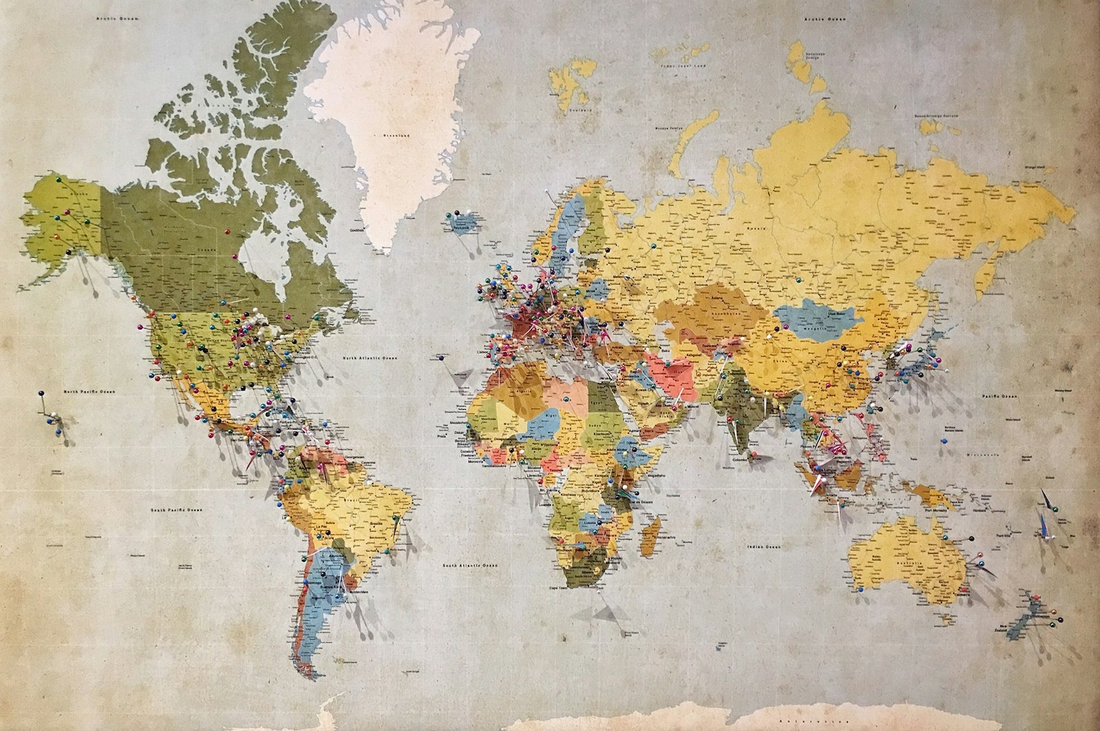 世界地図の上に立てられたピン