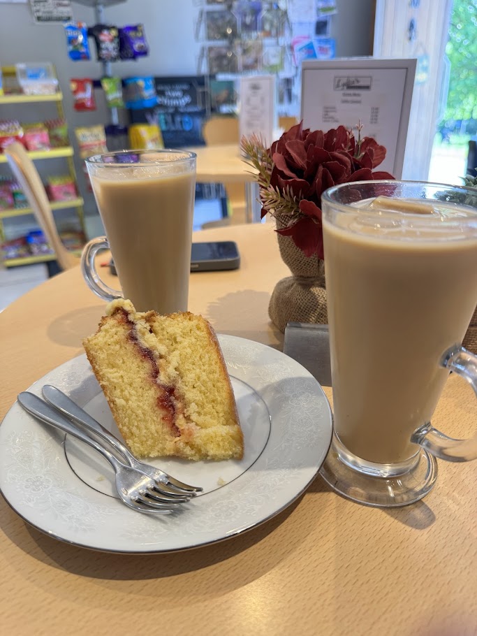 ホームメイドのヴィクトリア・スポンジケーキとお茶。静かな店内でほっとひと息