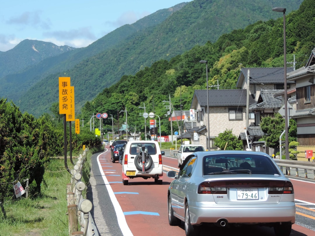 レンタカーが並ぶ日本の駐車場